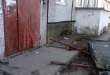 В Соколе рано утром, когда дети шли в школу, упал козырек подъезда