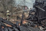 В Вологде пожарные тушили огонь в деревянном доме на ул. Кирпичной