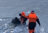 Спасатели вытащили двое рыбаков из озера Воже