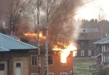 В Вологодской области сгорел 12-квартирный жилой дом: без крыши над головой остались несколько семей