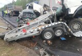Два человека пострадали в массовой аварии с участием грузовиков и легковушки на трассе А-114 в Вологодской области