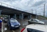 Вологодских автолюбителей предупреждают об опасной яме на улице Герцена