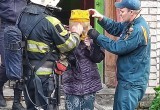 11 жильцов спасли вологодские пожарные из загоревшейся пятиэтажки на улице Беляева