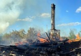 Крупный пожар под Устюжной уничтожил двухквартирный дом и несколько хозпостроек