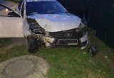 В Вологодской области автоледи разбила свою машину, врезавшись в дерево и забор
