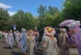 Участники фестиваля шляп «Вологда кружевная» прошли по центральным улицам Вологды в День города