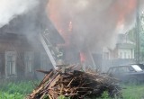 В Великом Устюге в эти минуты горит дом, огонь перекинулся на соседнее здание