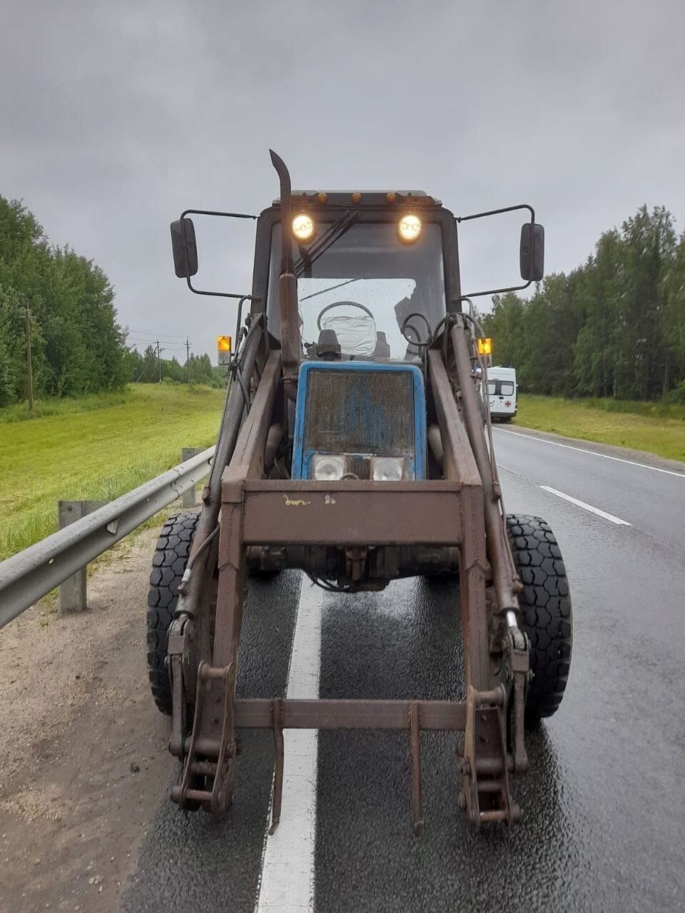 Под Вологдой молодую автоледи увезли в больницу после столкновения с  трактором и деревом