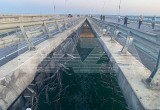 Один пролет разрушен, один пролет поврежден: опубликованы фото и видео с места ЧП на Крымском мосту