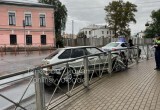 В Вологде пьяный водитель без прав, уходя от полицейских, врезался в ограждение у Октябрьского моста