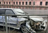 В Вологде пьяный водитель без прав, уходя от полицейских, врезался в ограждение у Октябрьского моста