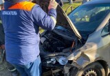 Тройное столкновение на автодороге: спасателям пришлось извлекать пострадавшую из машины