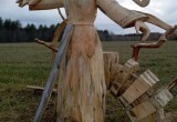 Вывезены гнить? Люди возмущены отношением властей к уникальным деревянным скульптурам