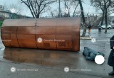 В Вологде из-за порыва ветра рухнул остановочный комплекс и изуродовал несчастную вологжанку