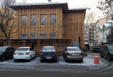 Реставраторы занимаются окнами дома 1900-го года в Вологде