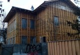 Реставраторы занимаются окнами дома 1900-го года в Вологде