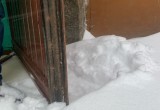 Из-за снегопада вологжане не могут выйти из заваленных снегом подъездов