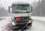 В Шекснинском районе микроавтобус оказался под колесами грузовика с цистерной, водитель в больнице