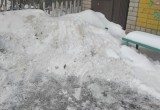 В Вологде у дома на Благовещенской, 91 дворник свалил весь снег... на скамейки
