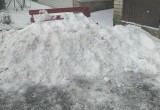 В Вологде у дома на Благовещенской, 91 дворник свалил весь снег... на скамейки