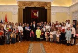 Многодетных мам и мам участников СВО чествовали в Администрации Вологды