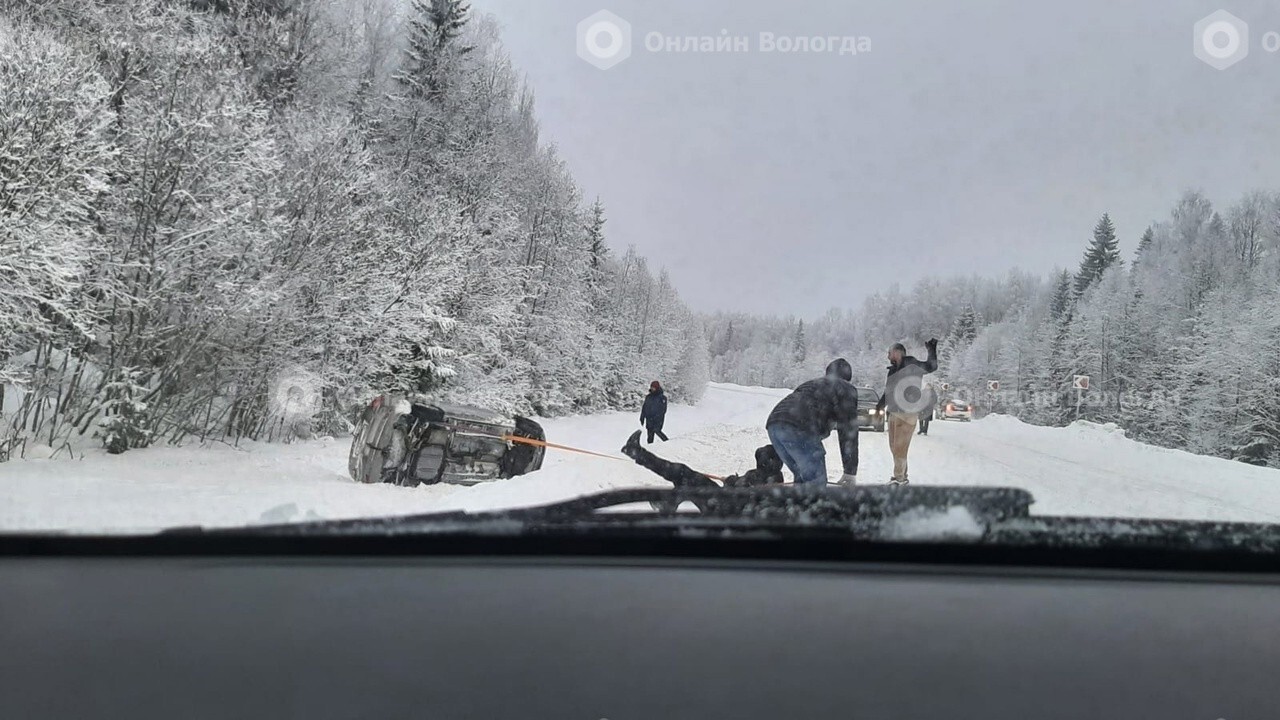 Странное ДТП в Вологодской области: к перевернувшейся машине «забыли»  вызвать наряд ГИБДД