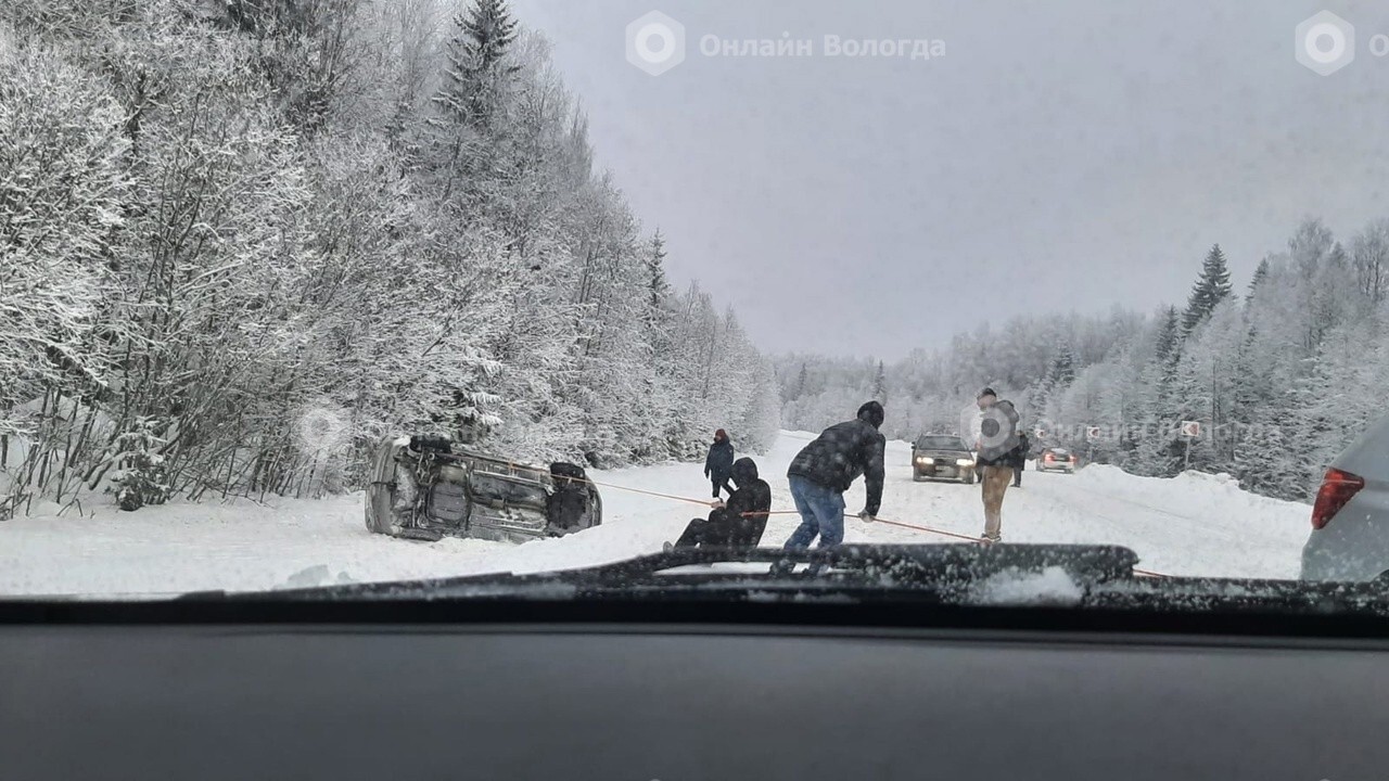 Странное ДТП в Вологодской области: к перевернувшейся машине «забыли»  вызвать наряд ГИБДД | 01.01.2024 | Вологда - БезФормата