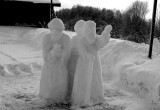 Череповецкий скульптор Марина Гарт устроила снежное Рождество в деревне Конечное
