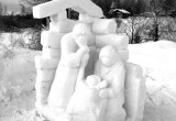Череповецкий скульптор Марина Гарт устроила снежное Рождество в деревне Конечное