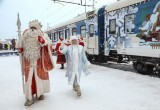Сверкающий огнями поезд Деда Мороза прибыл в Вологду