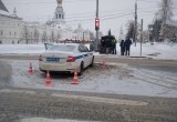Полицейскому автомобилю разворотило весь передок в утреннем ДТП в Вологде 