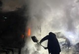 Вологжане одними лопатами потушили горящий бензовоз в экстремальных условиях
