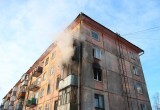 В Вологодской области сегодня днем сгорела квартира на третьем этаже старенького дома