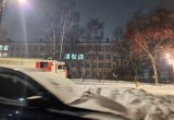У известной школы Вологды поздним вечером замечены несколько пожарных автомобилей