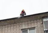 В Вологде активизирована борьба с наледью на крышах зданий