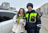 Вологодские автоледи получили цветы от сотрудников ГИБДД