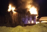 Ужасный пожар в Вологодской области лишил жилья молодую семью: возможны жертвы