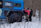 Группа подростков не дала мужчине с травмой ноги замерзнуть в лесу