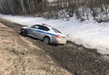 На трассе в Вологодской области чудак на немецком автомобиле точным ударом отправил в кювет служебную машину ГИБДД