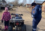 В Вологодской области сотрудники ГИБДД пресекли нарушение ПДД и остановили 8-летнюю «байкершу» на квадроцикле