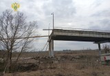 Мост с двумя автомобилями обрушился на ЖД пути: есть погибшие и раненые