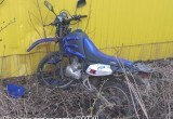 В Вологодской области пьяный мотоциклист забодал желтый забор и чуть не умер