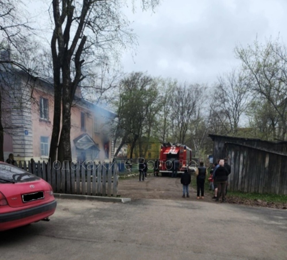 Двух вологжан спасли бойцы Росгвардии, вынеся их на руках из горящего дома  на ул. Прокатова