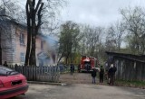 Двух вологжан спасли бойцы Росгвардии, вынеся их на руках из горящего дома на ул. Прокатова