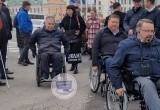 Омбудсмен и помощник губернатора усадили чиновников в инвалидные коляски
