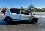 На трассе в Вологодской области после ДТП сгорел «Рено Сандеро»: люди успели покинуть аварийный автомобиль  