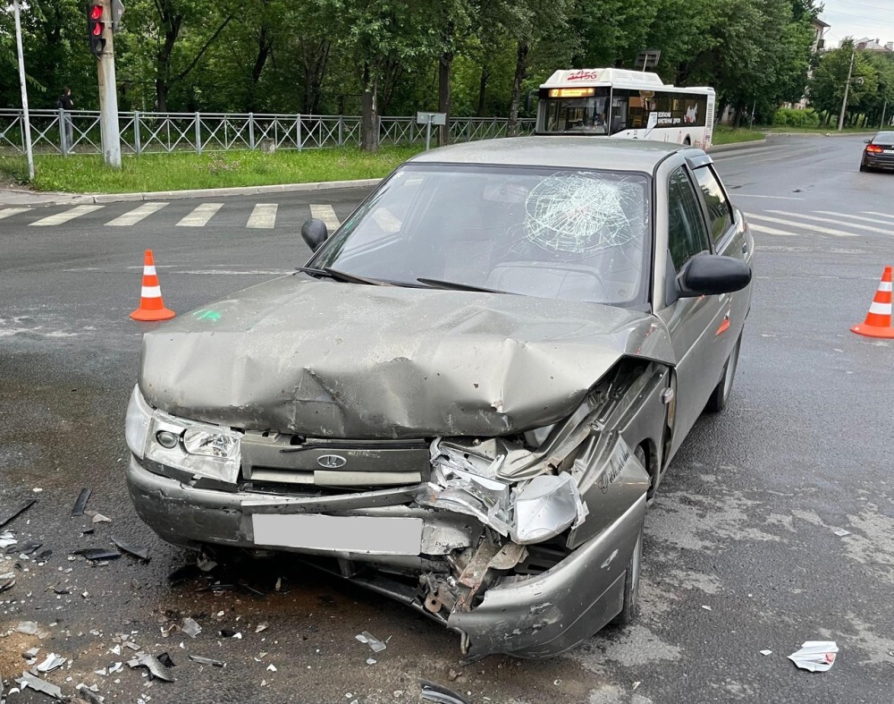 В Вологодской области мощная автодуэль легковых автомобилей закончилась без  трупов, но с пострадавшими