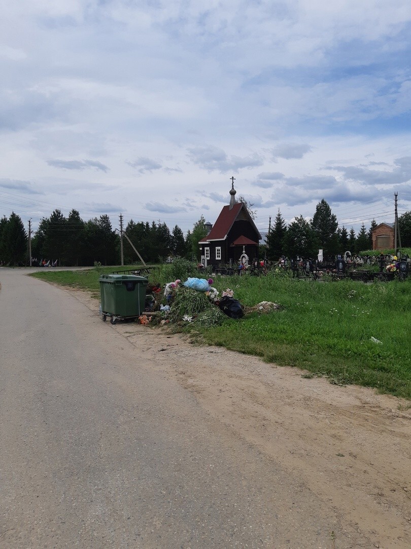 Вологжане возмущены бардаком на кладбищах города: грязь, мусор, нескошенная  трава