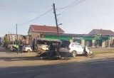 Рано утром в Вологде два автомобиля врезались в опору ЛЭП