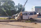 Рано утром в Вологде два автомобиля врезались в опору ЛЭП